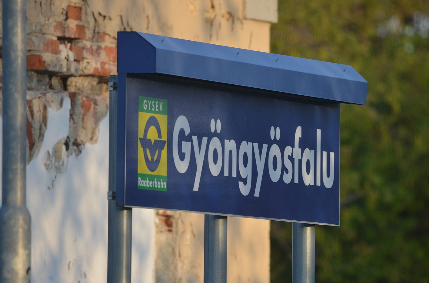 Szándékosan ugrott vonat elé egy férfi Gyöngyösfalunál - nem tudták megmenteni az életét