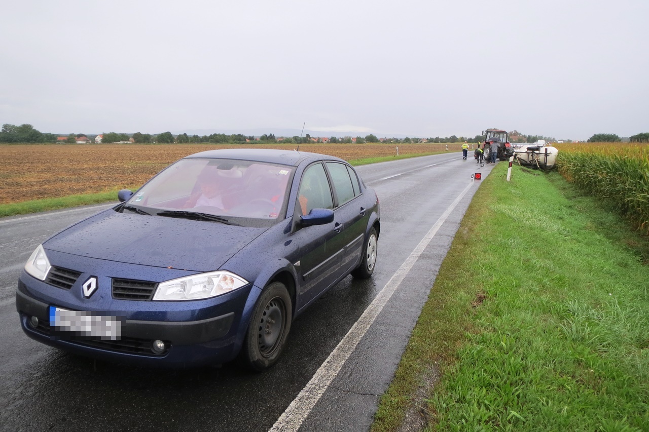 Traktort előzött, balesetet okozott egy rönkszállító a 86-oson