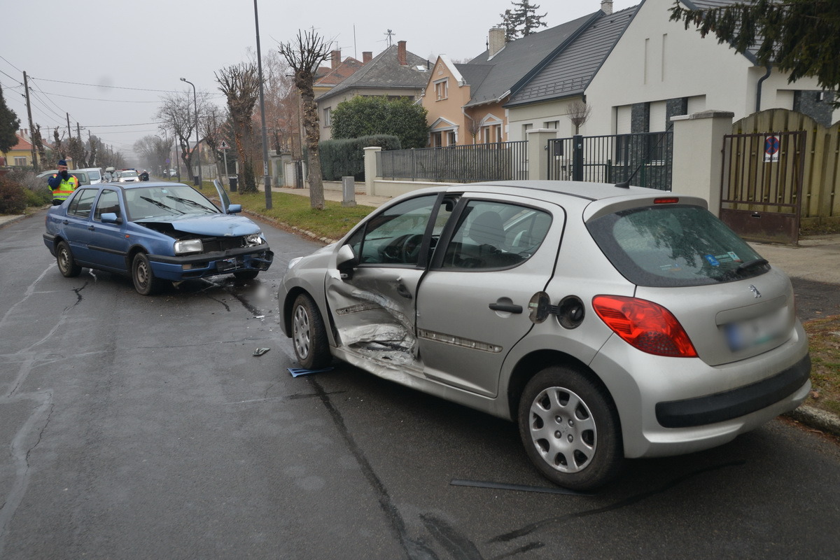 Peugeot és Volkswagen ütközött Szombathelyen, a Rákóczi utcában