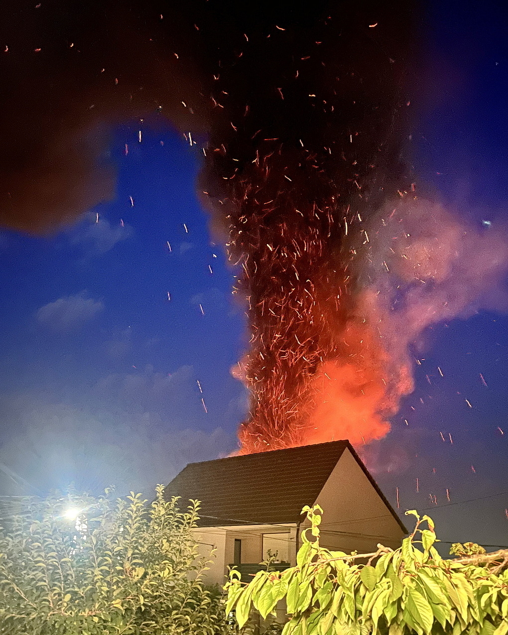 Ház- és melléképület tűz Sárváron Fotó: Olvasó