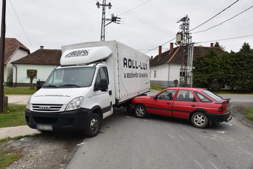 Teherautóval ütközött egy Ford Nádasdon 1..