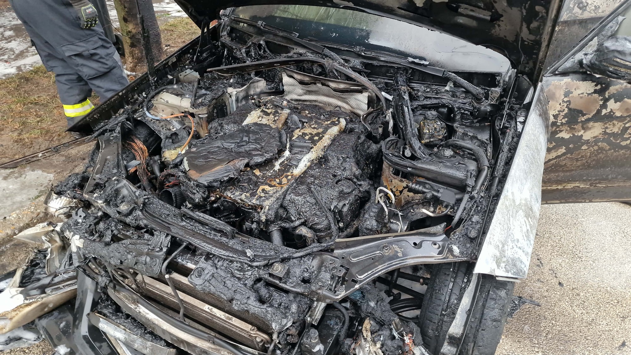 Kiégett egy Mercedes Szombathelyen - nem terjedt át a szomszédos autókra a tűz