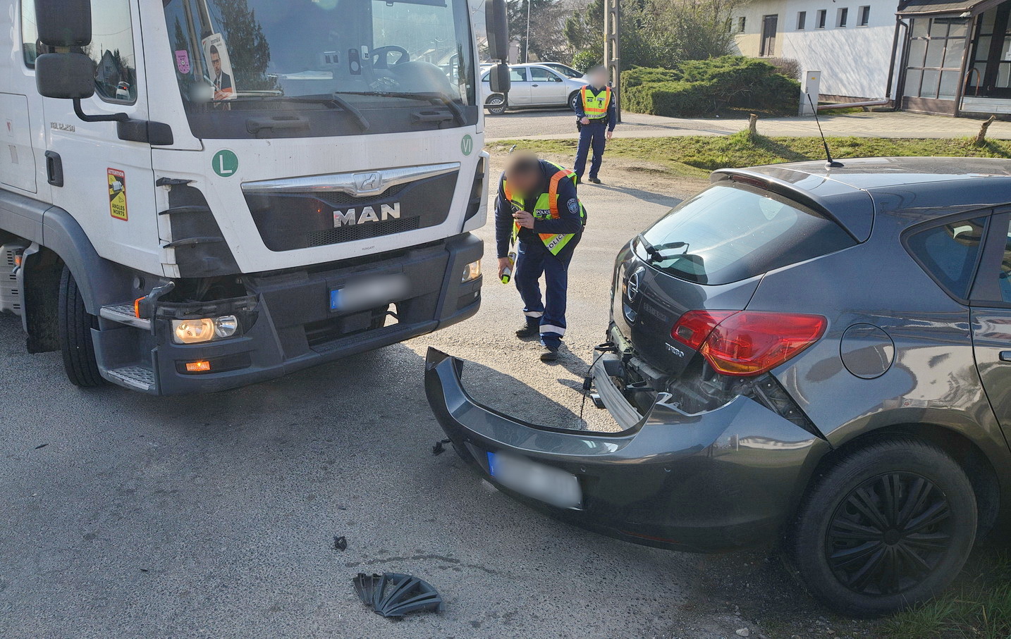 Egyik fél sem ismerte el a felelősségét a baleset okozásáért Toronyban - MAN kanyarodott Opel hátuljának