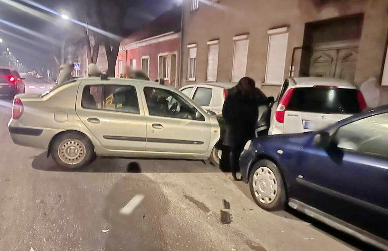 Nem sokkal a baleset után készült kép, az okozó még az autóban töpreng a történteken - Fotó: Olvasó