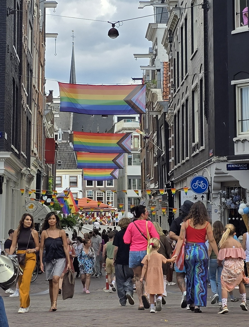 Amszterdami utcakép a Pride alatt