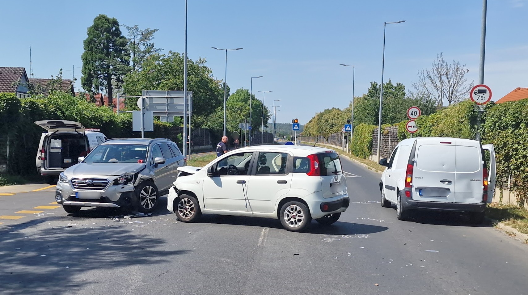 Érkező Subaru elé tolt egy Fiatot egy Mercedes Szombathelyen - megsérült a két vétlen sofőr