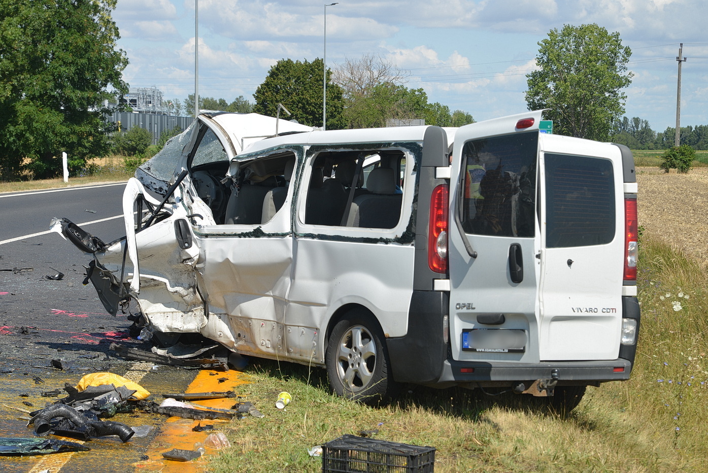 Elhunyt a kisbuszból kirepülő nő Sárvár közelében – kanyarban tért át kisteherautó elé a jármű