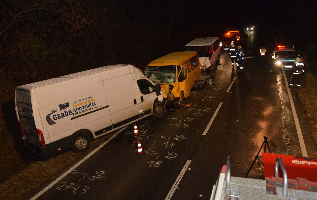 Frontálisan ütközött két kisteherautó a 84-es főúton Kissomlyónál