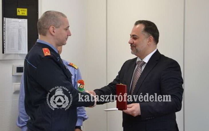 Elismerés tíz év szolgálatért