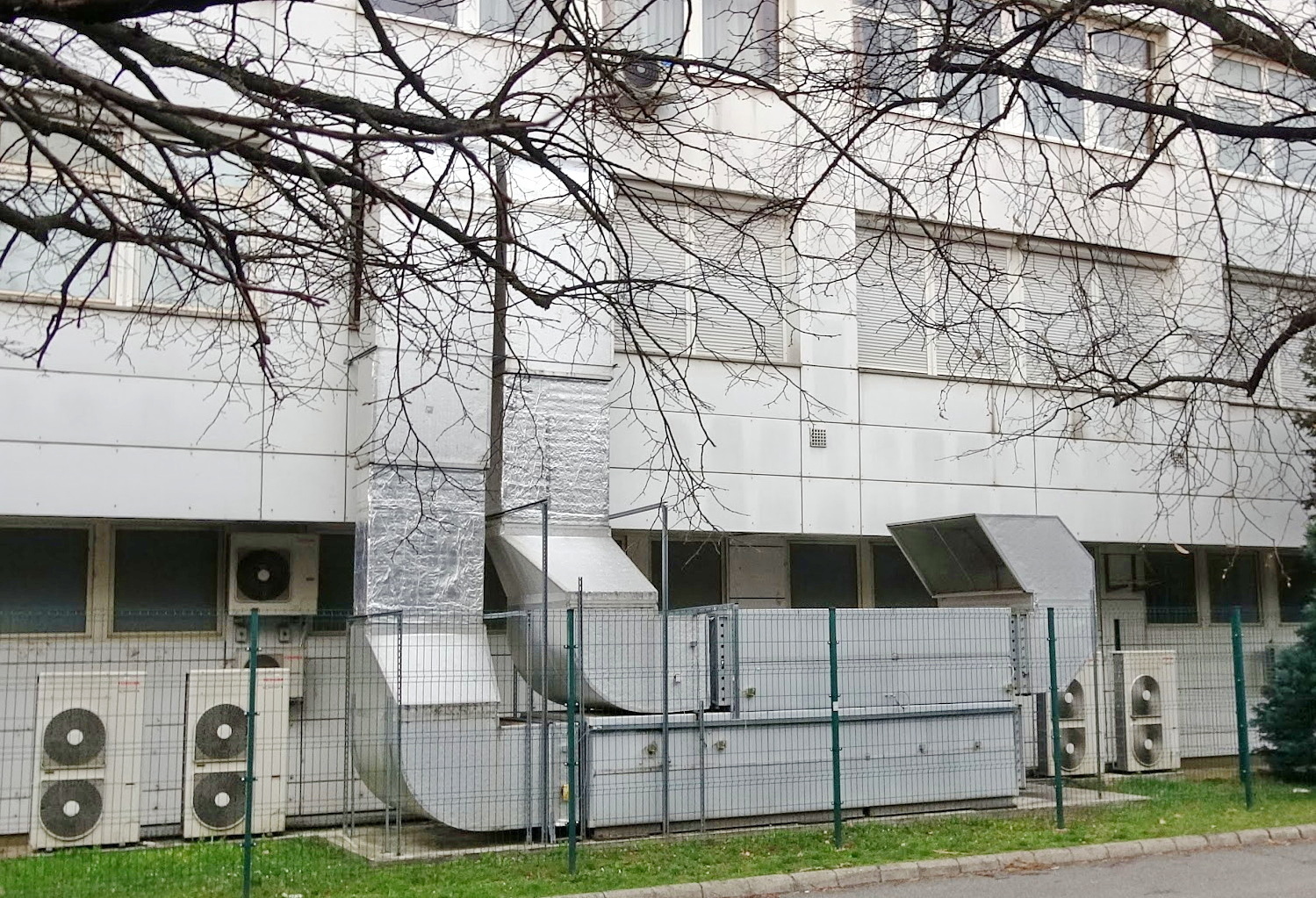 Archív fotó 2026. márciusából - a viharos szél sodorhatta a füstöt a légkezelőhöz egy közeli utcából