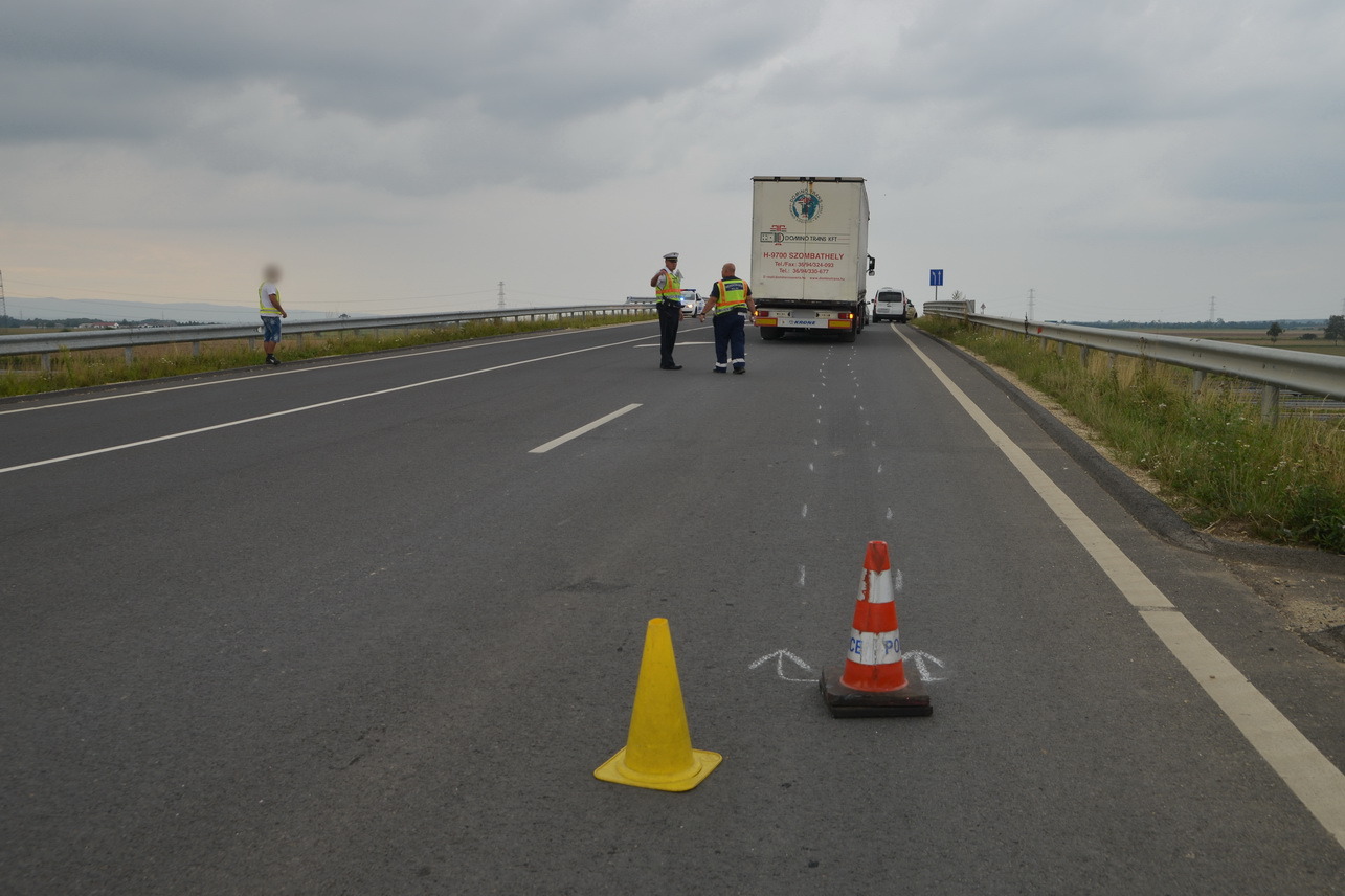 Kamion és Volkswagen ütközött a vépi felüljárón