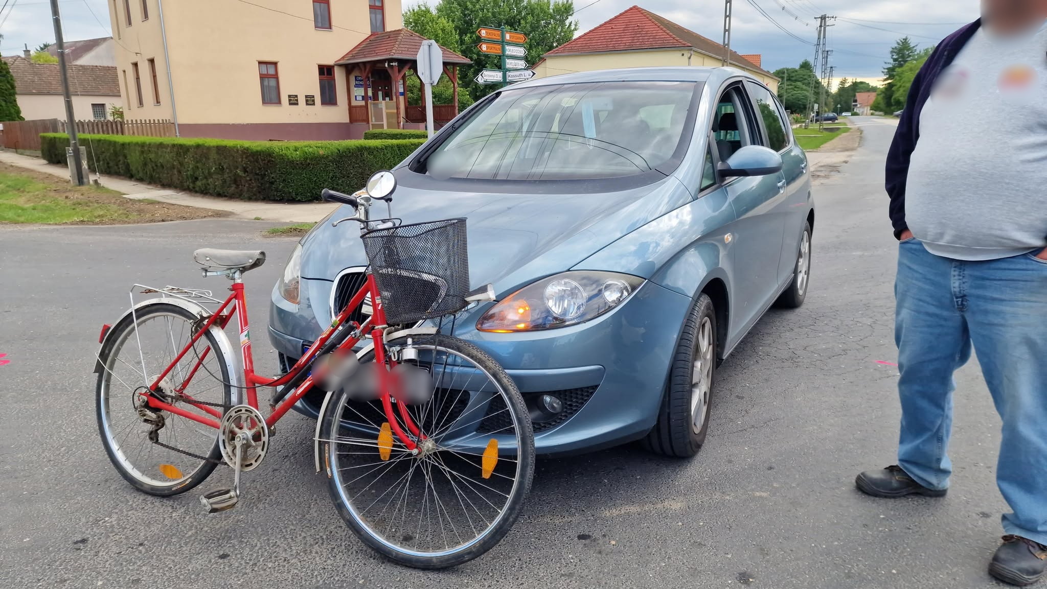 Tükörről lógó maszk takarta ki az érkező kerékpárost - Seat lökte fel Uraiújfaluban