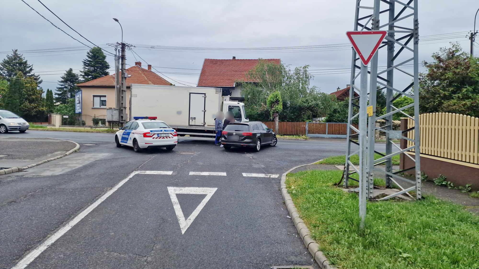 Jobbra indexelő DAF elé hajtott egy VW