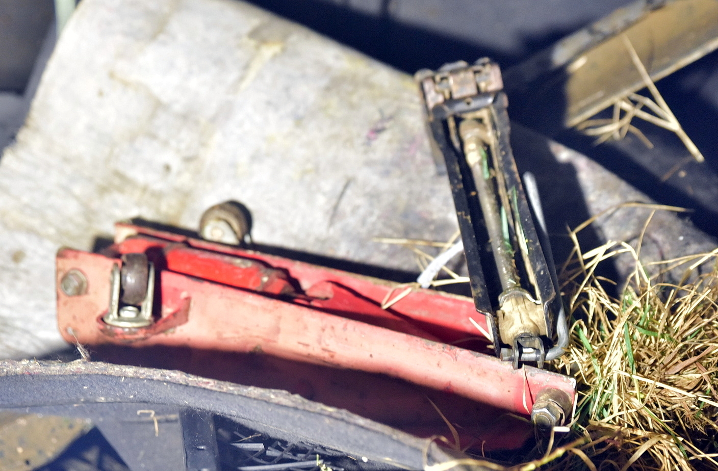 A gépkocsiból egyéb nehéz tárgyak is szétszóródtak