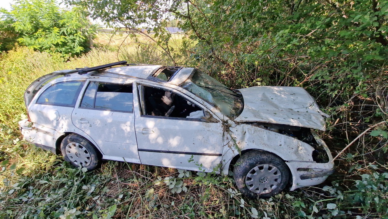 Fák közé csapódott egy Skoda Horvátzsidány közelében - vizes burkolaton, kanyarban csúszott meg az autó