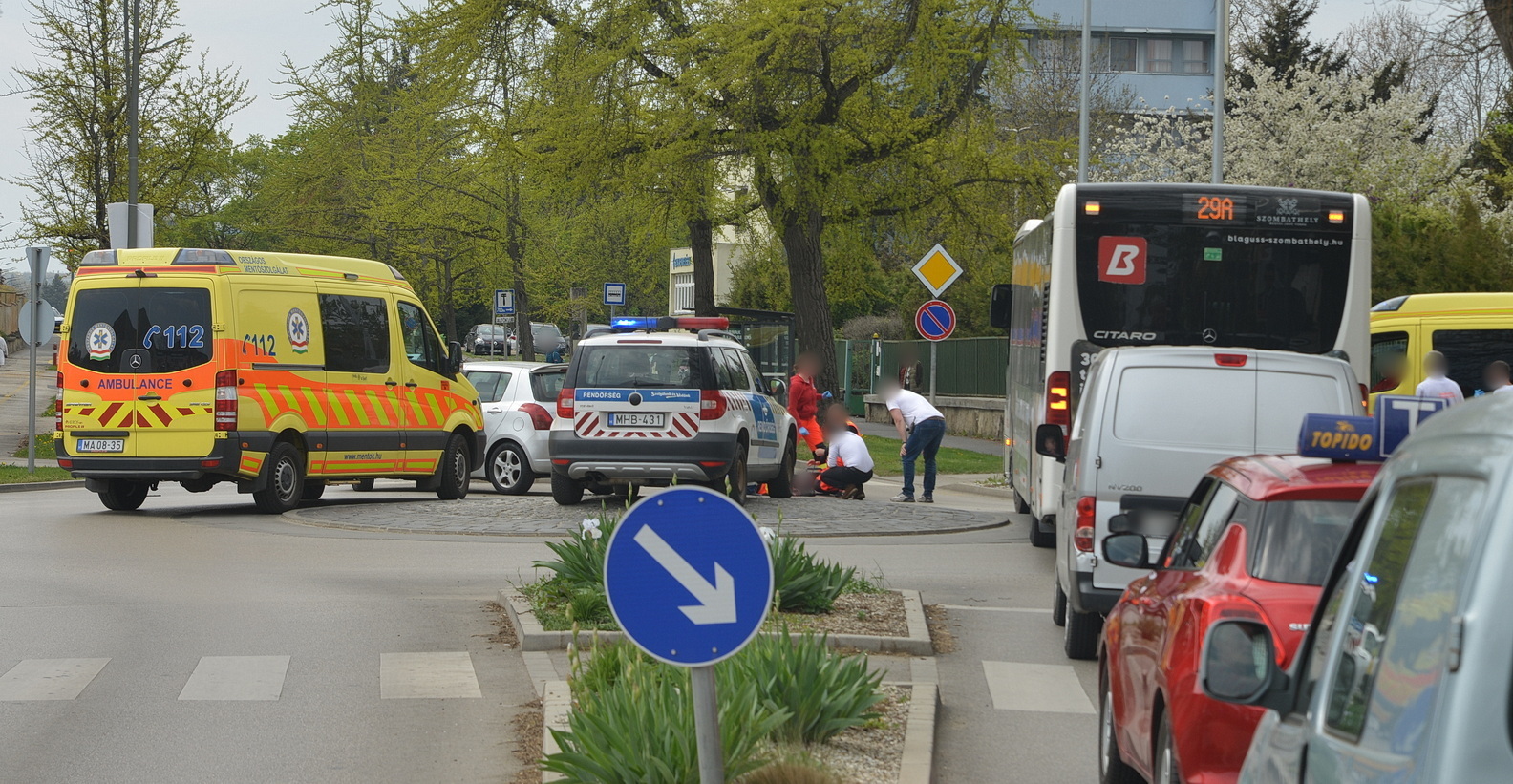 Elektromos rolleres férfit ütött el egy Suzuki a szombathelyi Markusovszky kórháznál lévő  körforgalomban