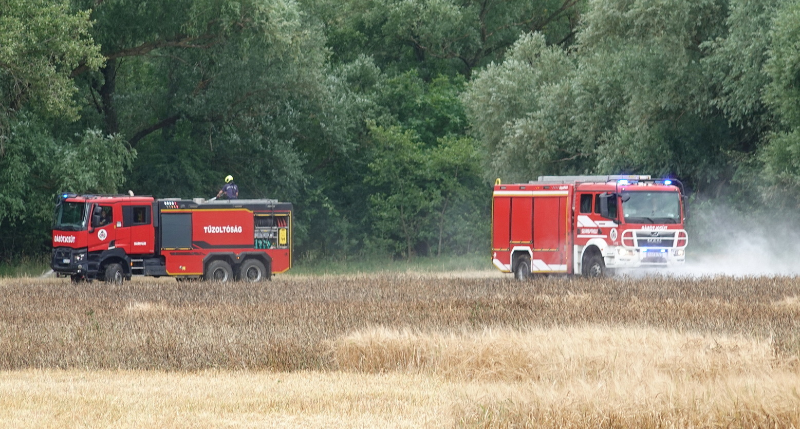Kigyulladt egy CLAAS kombájn Balogunyomnál, három hektáron égett le az árpa