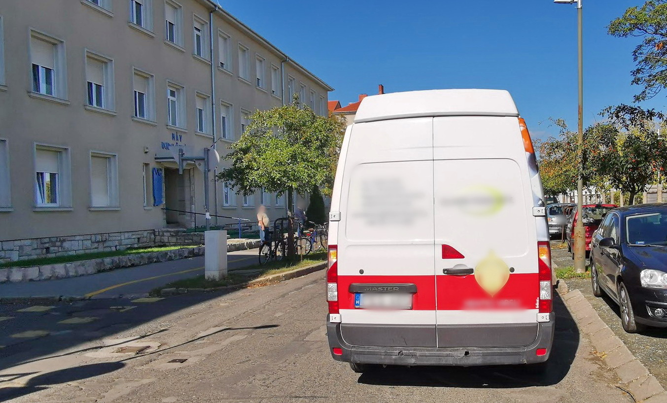 A Renault nekitolatott az álló motornak