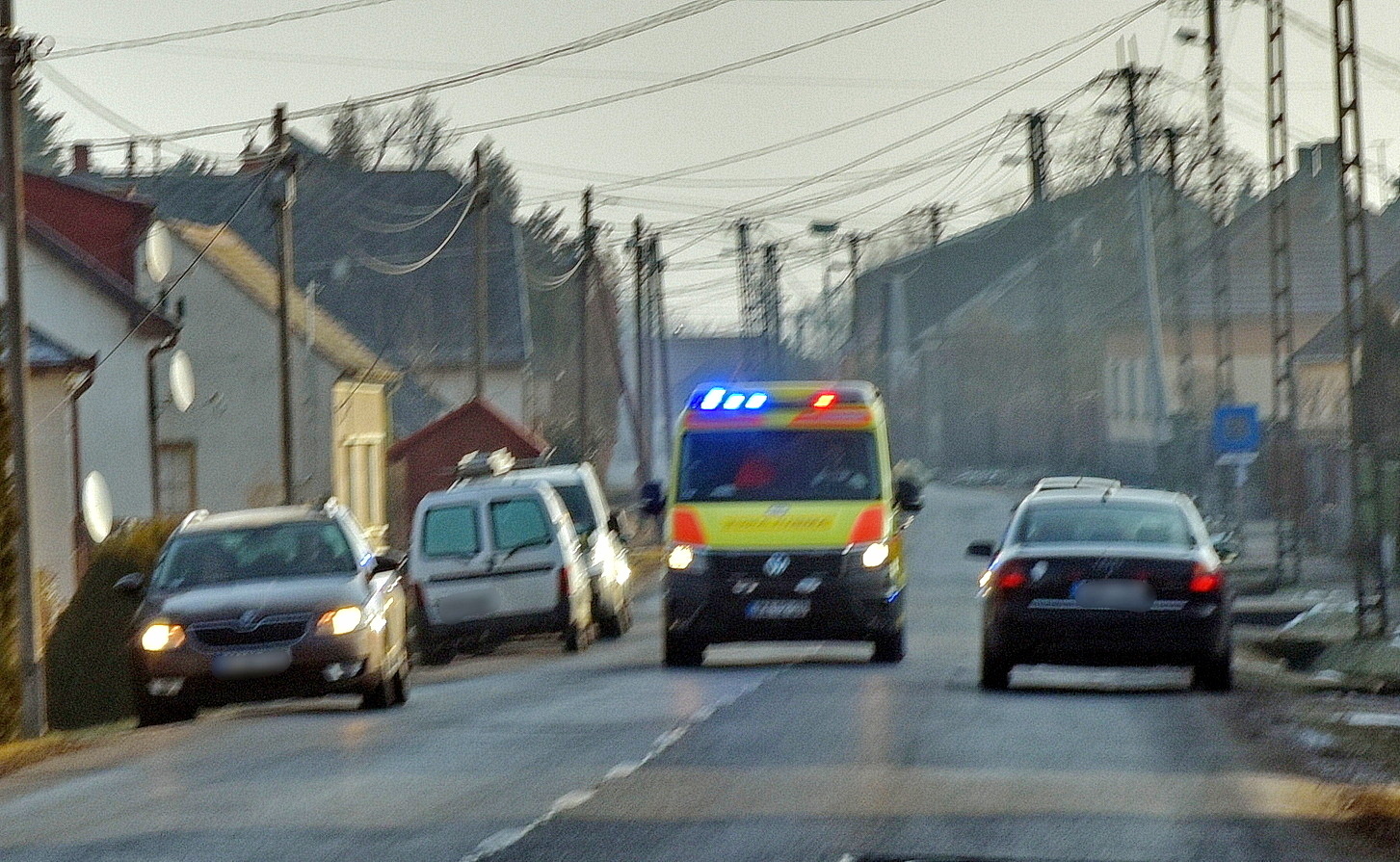 Mentő elől félrehúzódó járművek Sorokpolányban