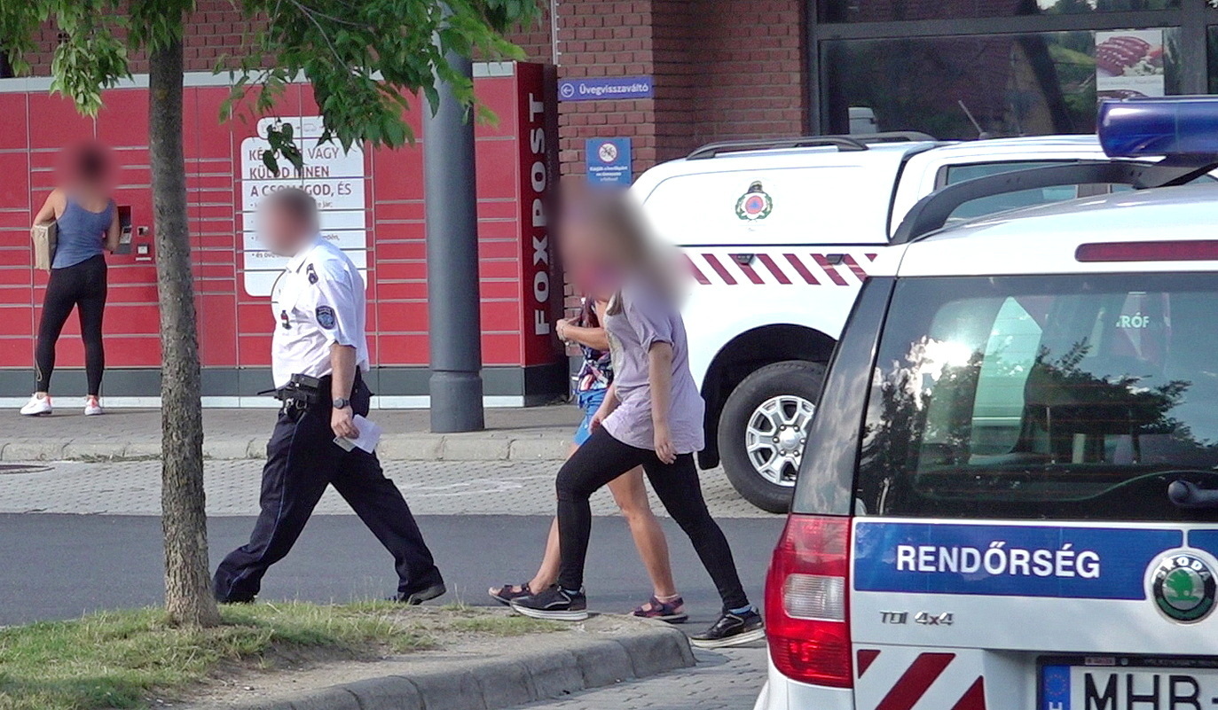 A biztonsági kamera rögzítette a gyújtogatást, a diáklányt a szupermarket előtt találták a rendőrök