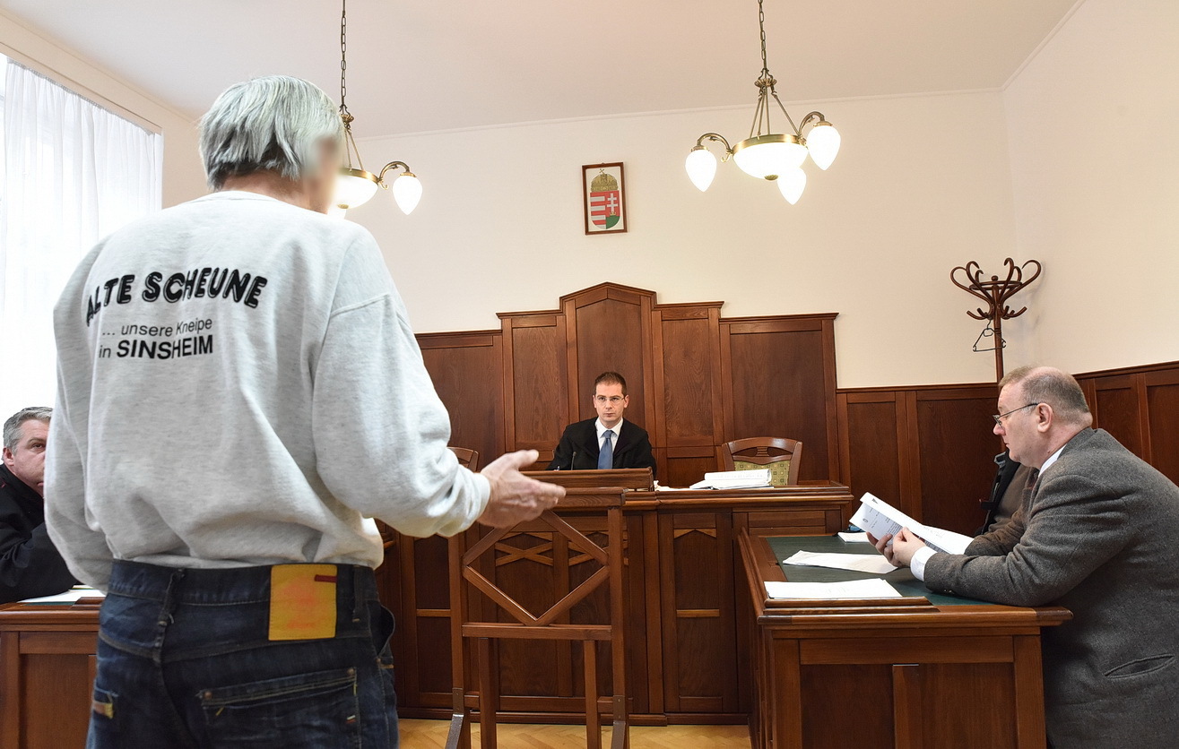 A halott anyjával együtt élő alkoholista férfi ítélethirdetése 1.