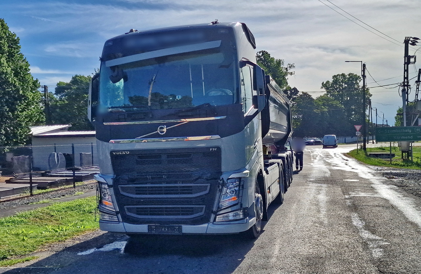 A teherautó nekiütközött az előtte megálló kamion pótkocsijának