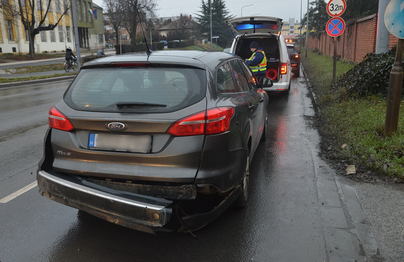 Ford hátuljának ütközött egy Volvo Szombathelyen - elhagyta a helyszínt az okozó