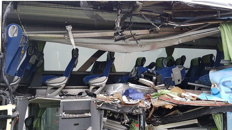 Emeletes busz hajtott daru elé Großpetersdorfnál– magyar a vétlen sofőr