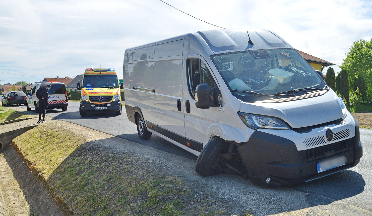 Parkoló BMW-nek ütközött egy Citroen furgon a 8-as főúton, Molnaszecsőd belterületén