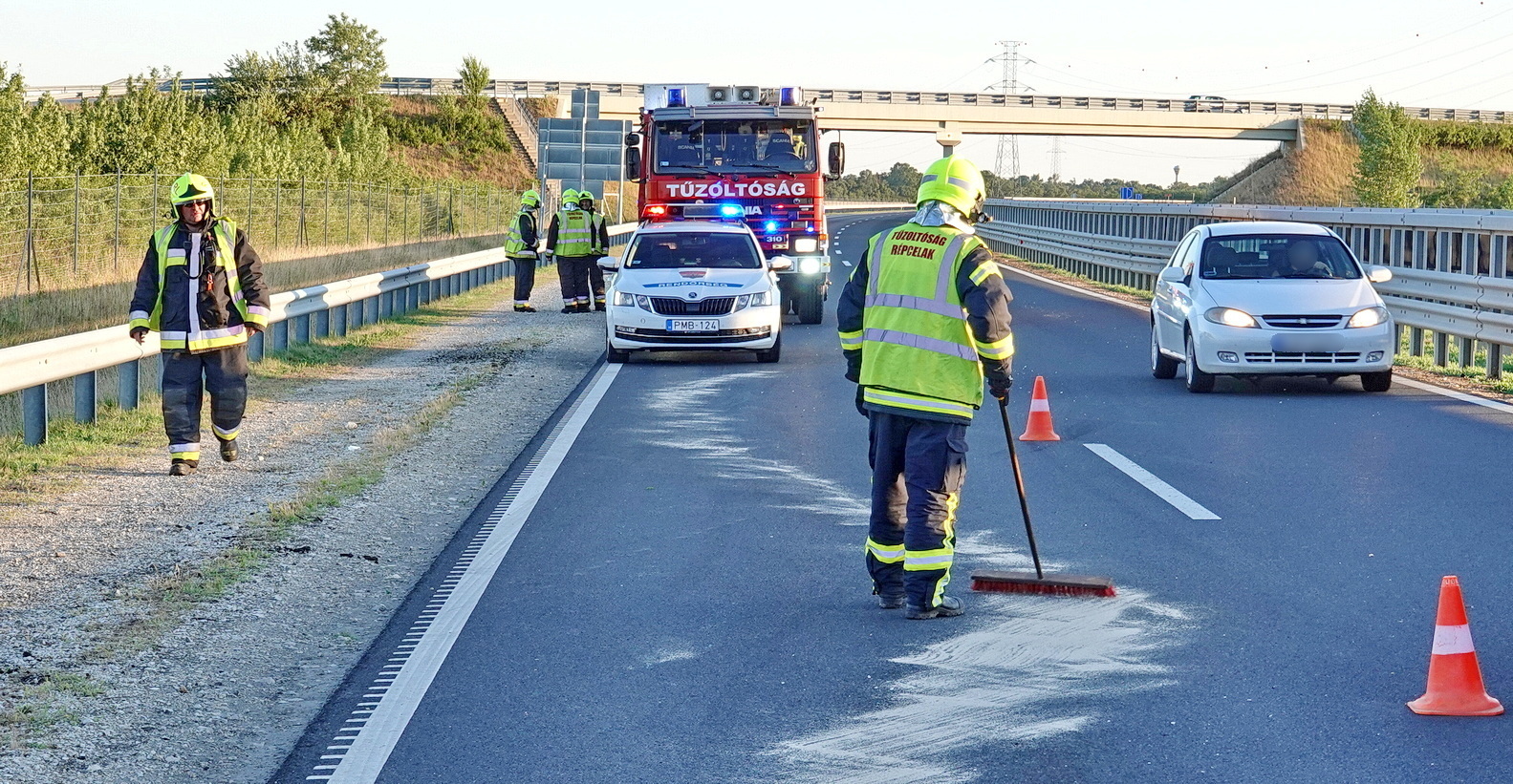 Defekt után szalagkorlátnak ütközött egy Opel az M86-os autóúton, Répcelak közelében