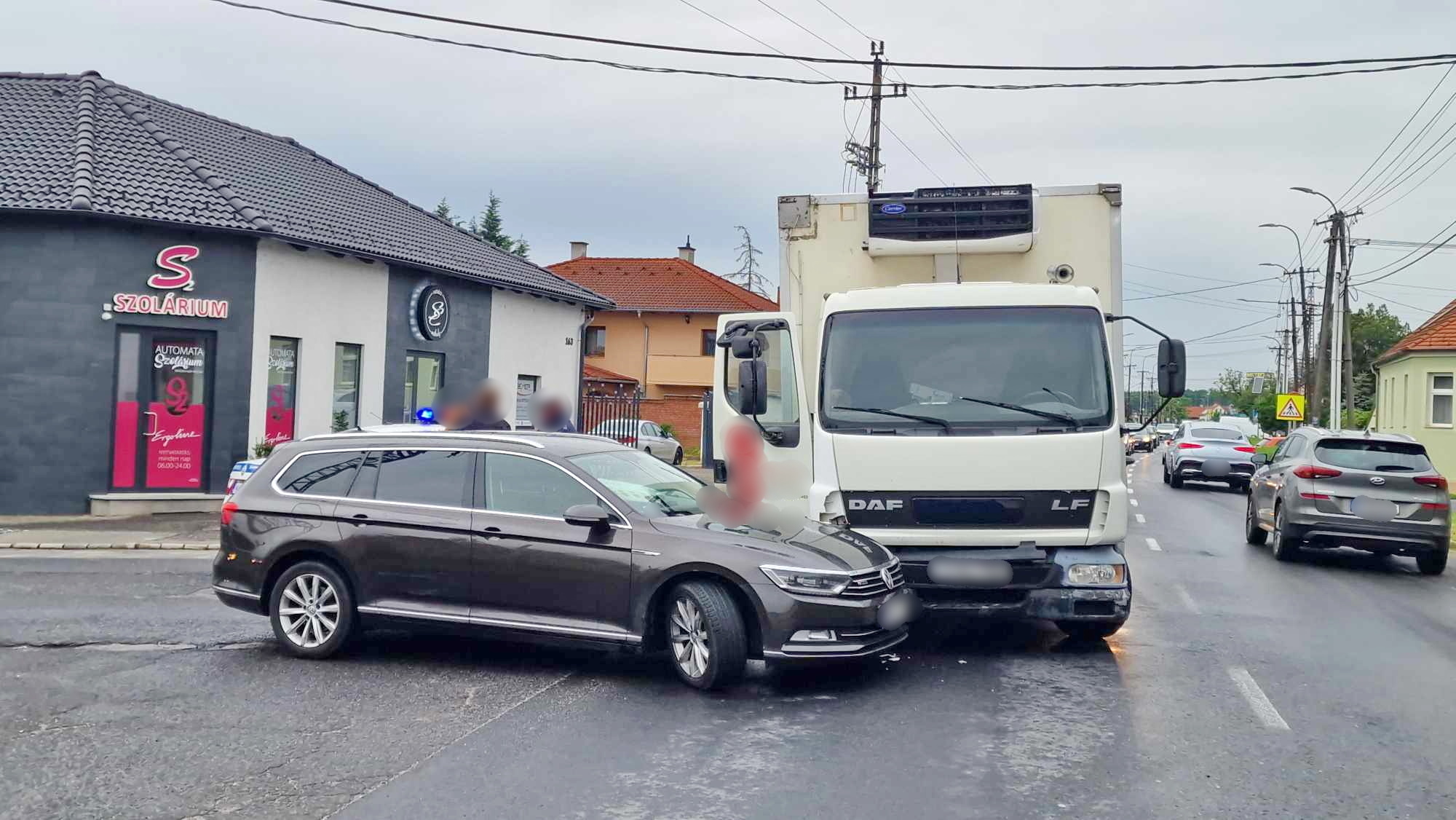 Jobbra indexelő DAF elé hajtott egy VW Szombathelyen