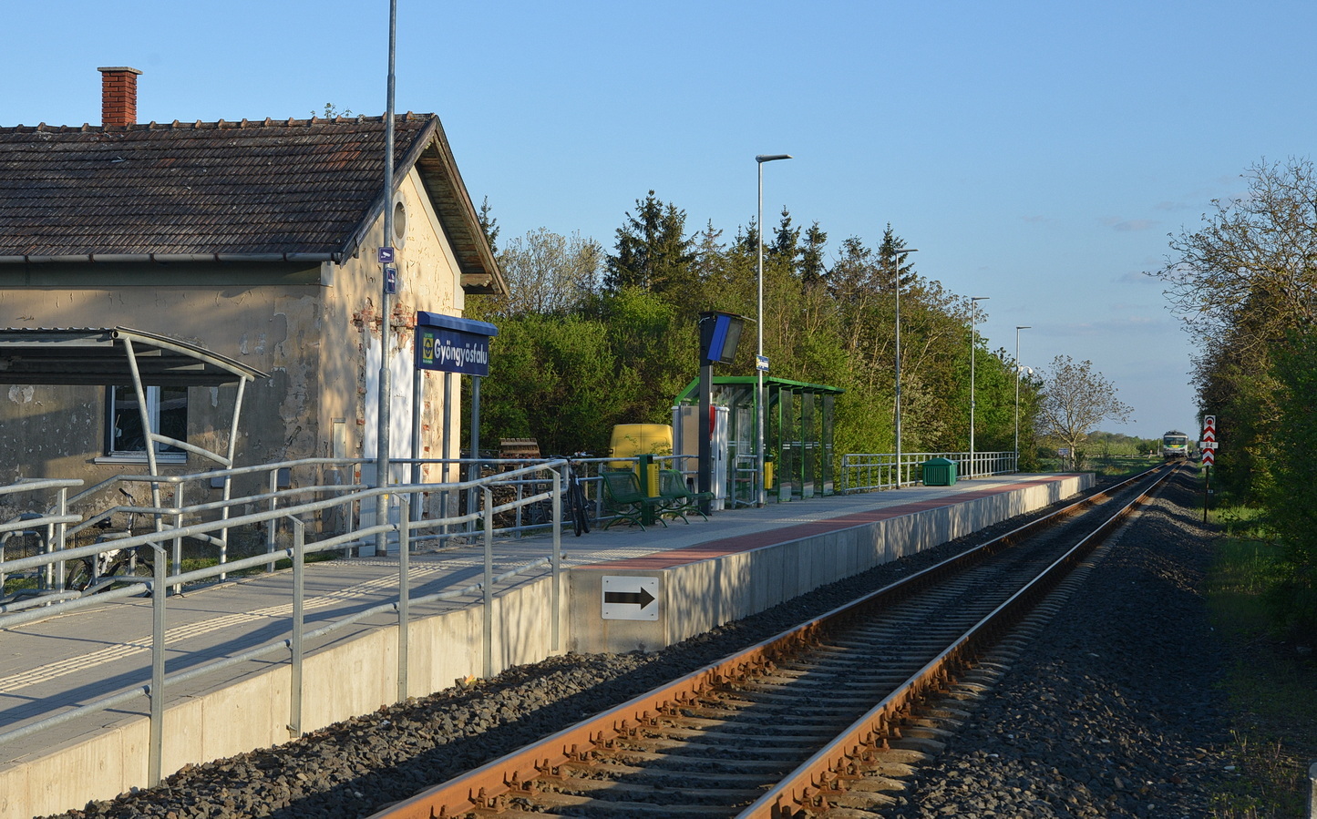 Szándékosan ugrott vonat elé egy férfi Gyöngyösfalunál - nem tudták megmenteni az életét