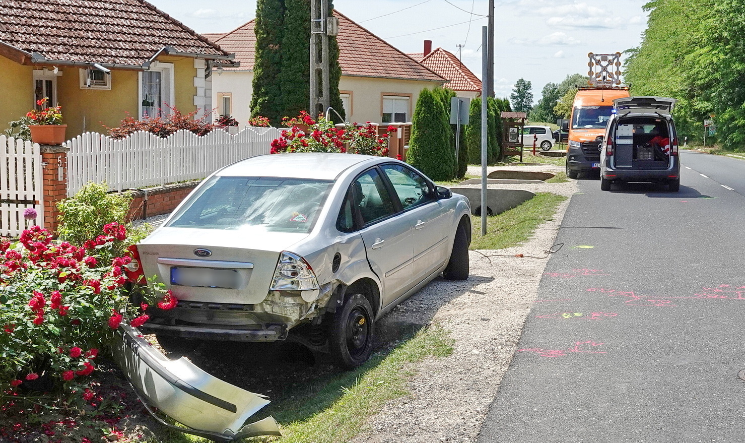 Marokkói motoros Hondája elé kanyarodott egy Ford Hegyfalun, a 86-os főúton