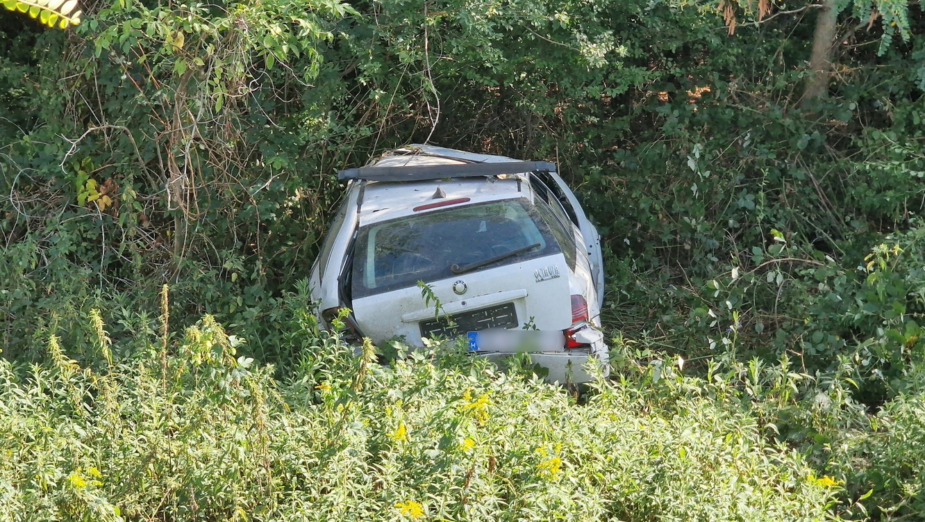 Fák közé csapódott egy Skoda Horvátzsidány közelében - vizes burkolaton, kanyarban csúszott meg az autó