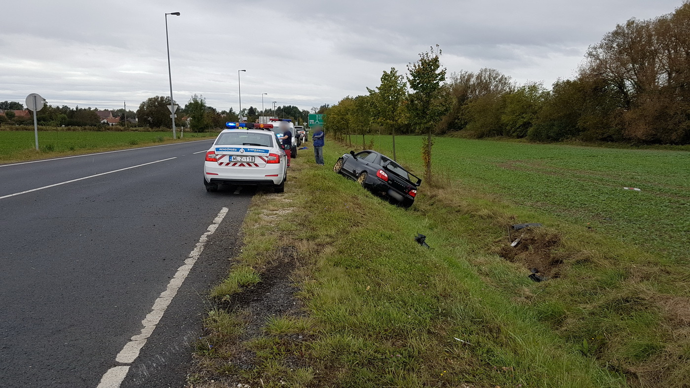 Árokba csúszott egy Subaru Szombathely határában