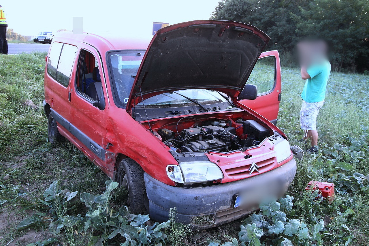 Volkswagen és Citroen ütközött a 86-oson Hegyfalunál 2.