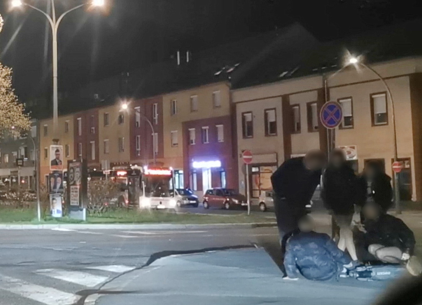 Lerúgták a rollerről – állította a földön fekvő férfi, de nem egészen ez történt