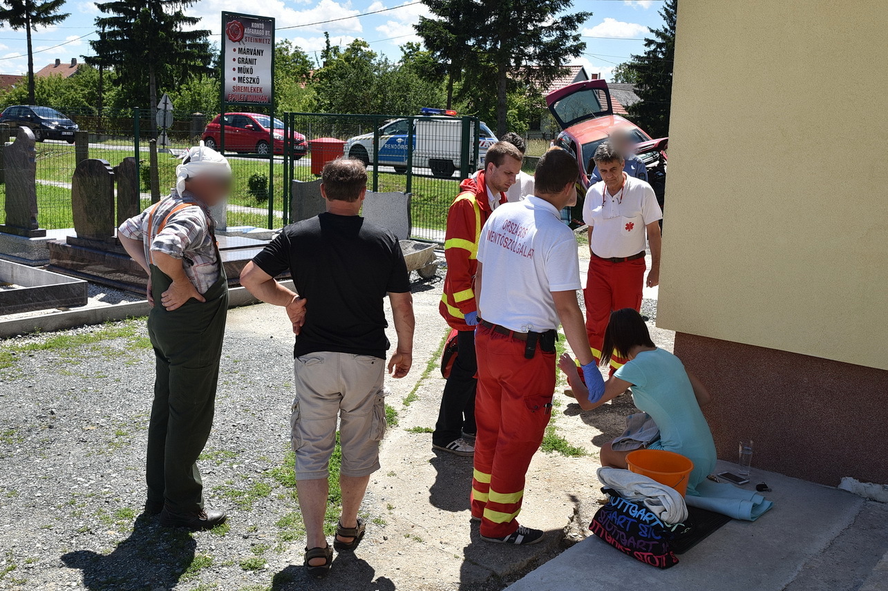 A sofőrt a mentők kórházba szállították