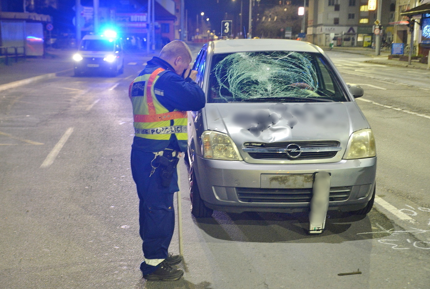 Egy csoportra figyelt az Opel sofőrje, amikor berobbant a szélvédő – súlyosan megsérült az elütött férfi Szombathelyen