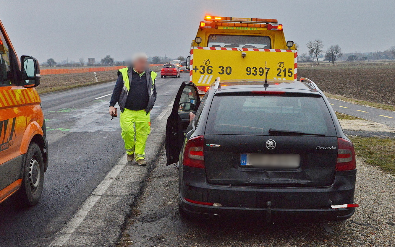 Daihatsu tolta össze a sort a 86-os főúton, Balogunyom és Petőfi-telep között Fotó: Olvasó