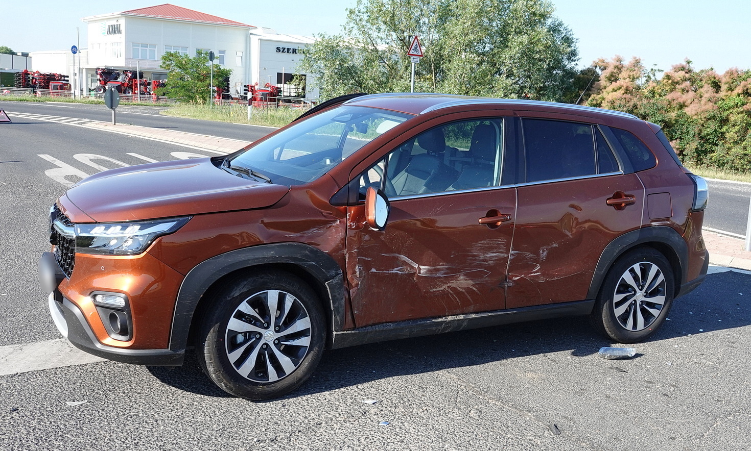 Vakációra induló család új Suzukijába hajtott bele egy Toyota a 88-as főúton, Sárvár közelében