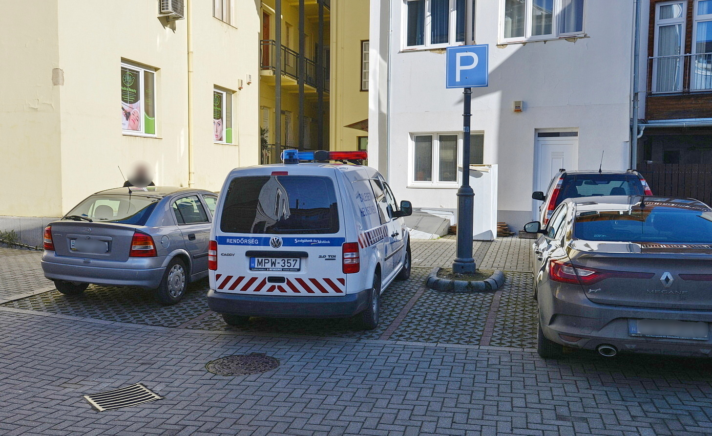 Beletolatott egy parkoló SsangYongba, majd elhajtott a sofőr Szombathelyen - nem sokáig örülhetett