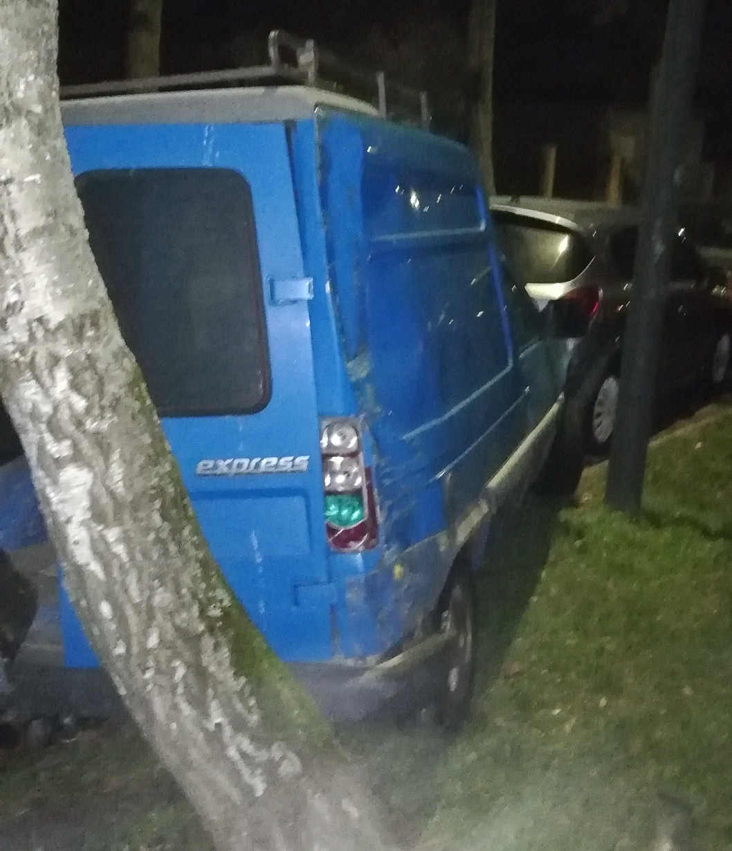 Megrongálódott parkoló jármű Kőszegen - nem jutott messzire az okozó