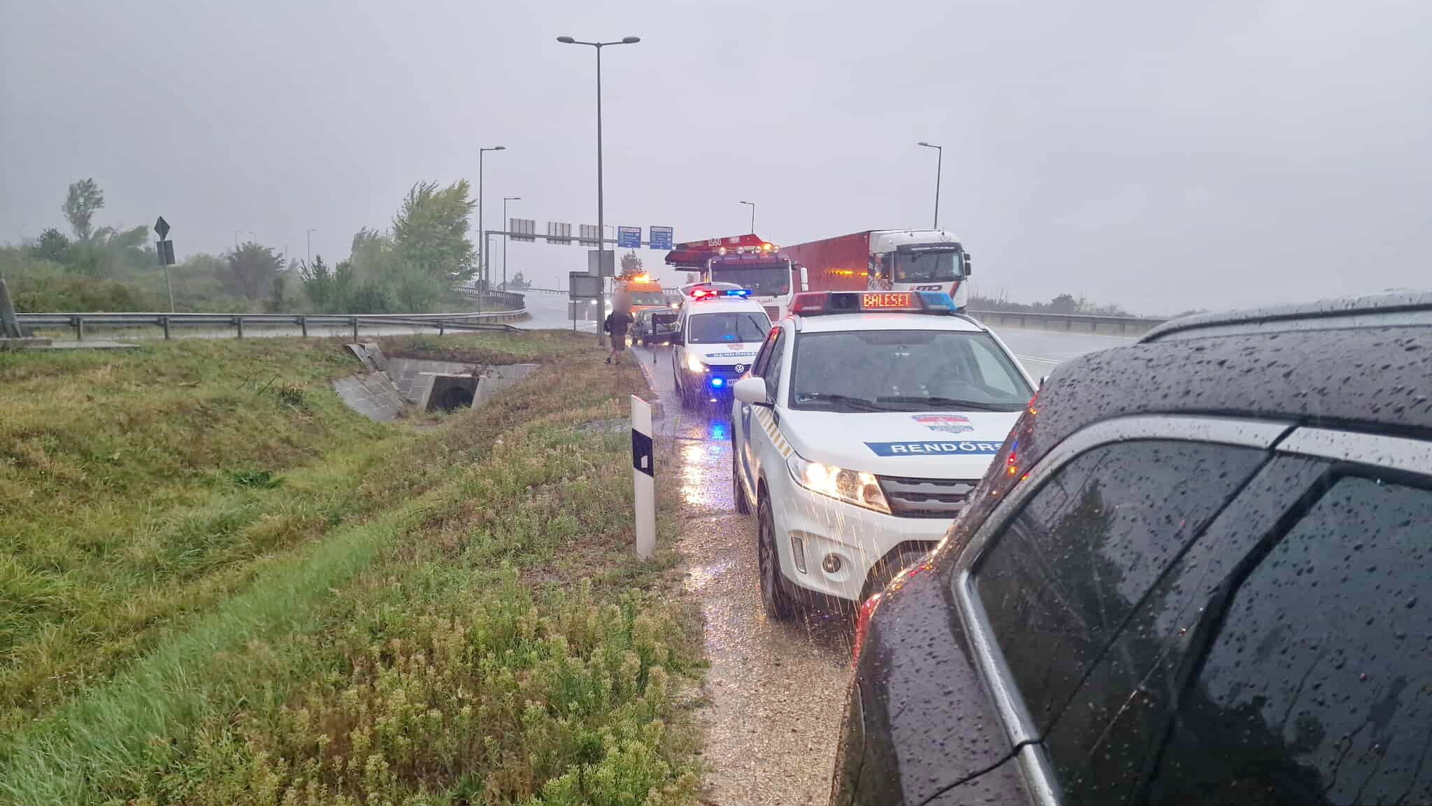 Kisodródott és felborult egy VW az M86-os autóút mellett, a 87-es főút kihajtójánál