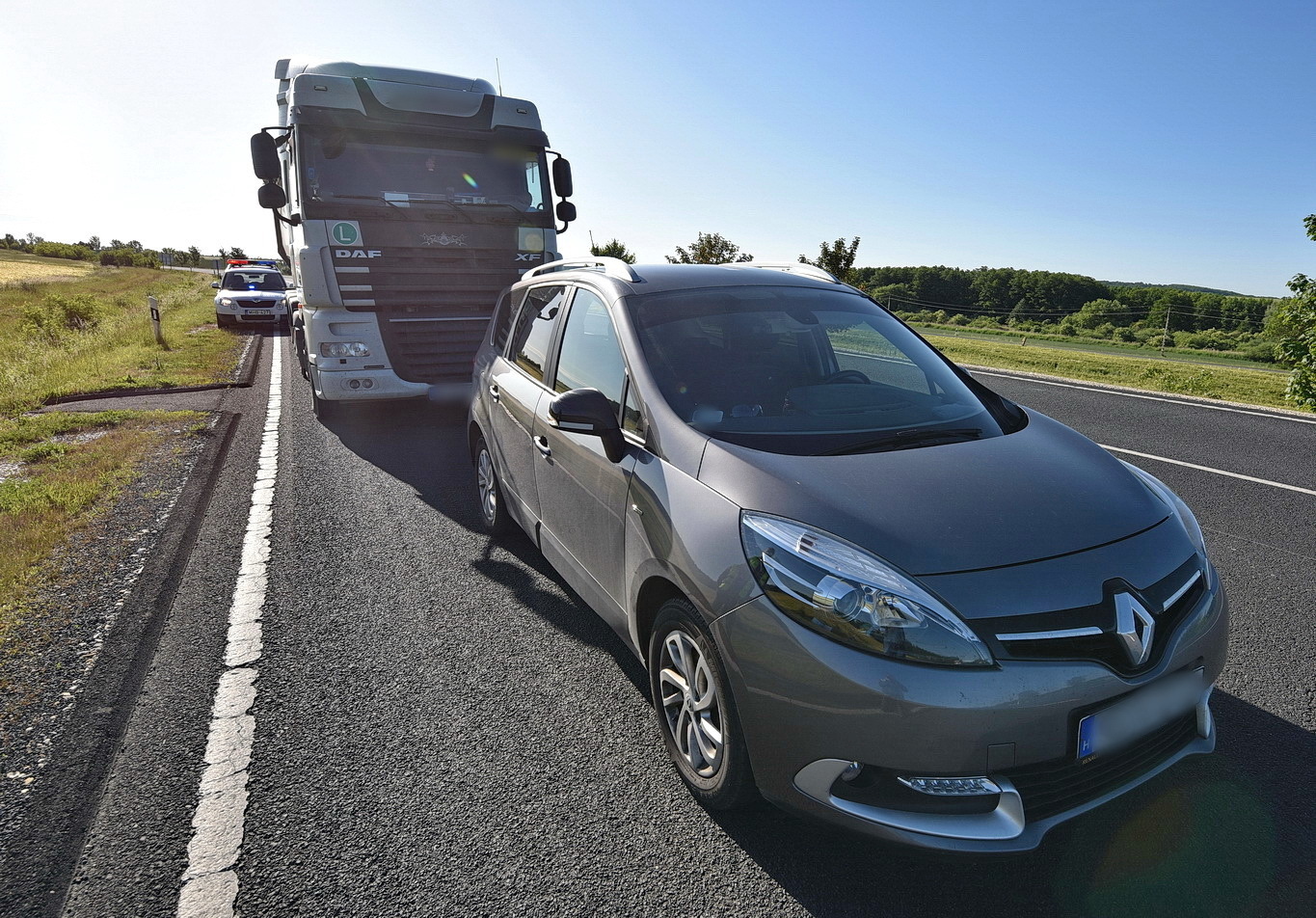 Álló Renaultnak hajtott DAF teherautó a 89-es főúton