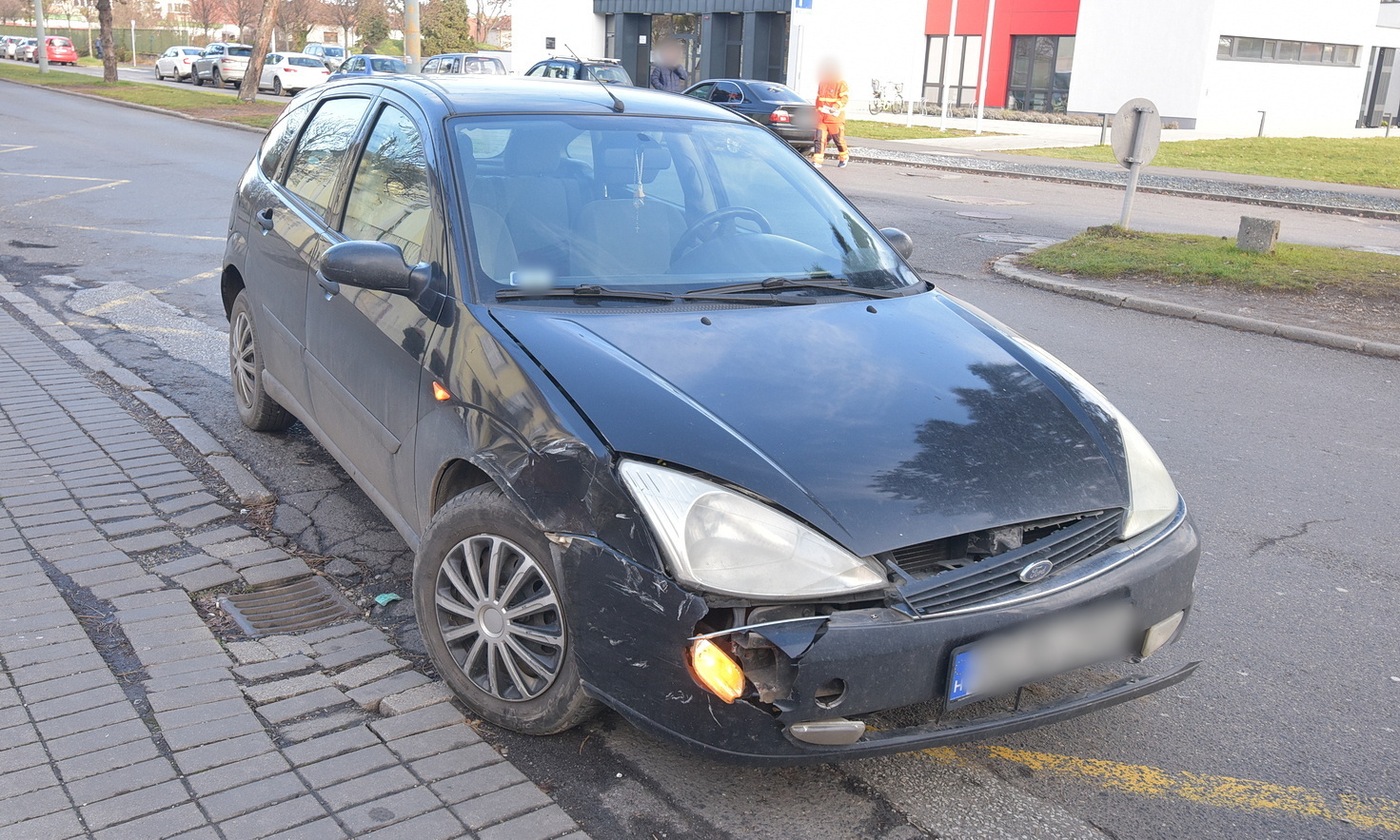 Félrehúzódott, majd Fordnak kanyarodott egy Porsche Szombathelyen