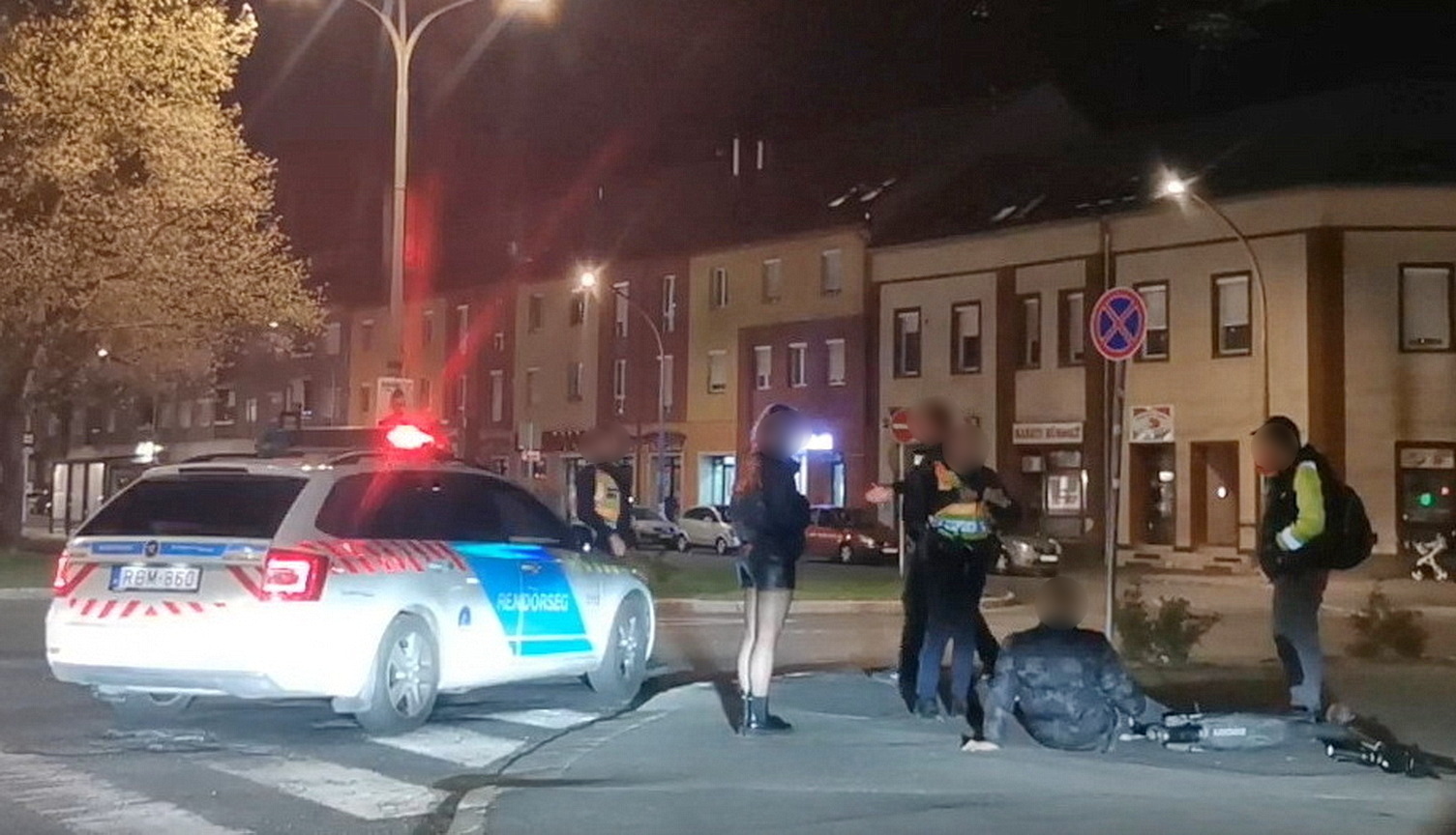 Lerúgták a rollerről – állította a földön fekvő férfi, de nem egészen ez történt