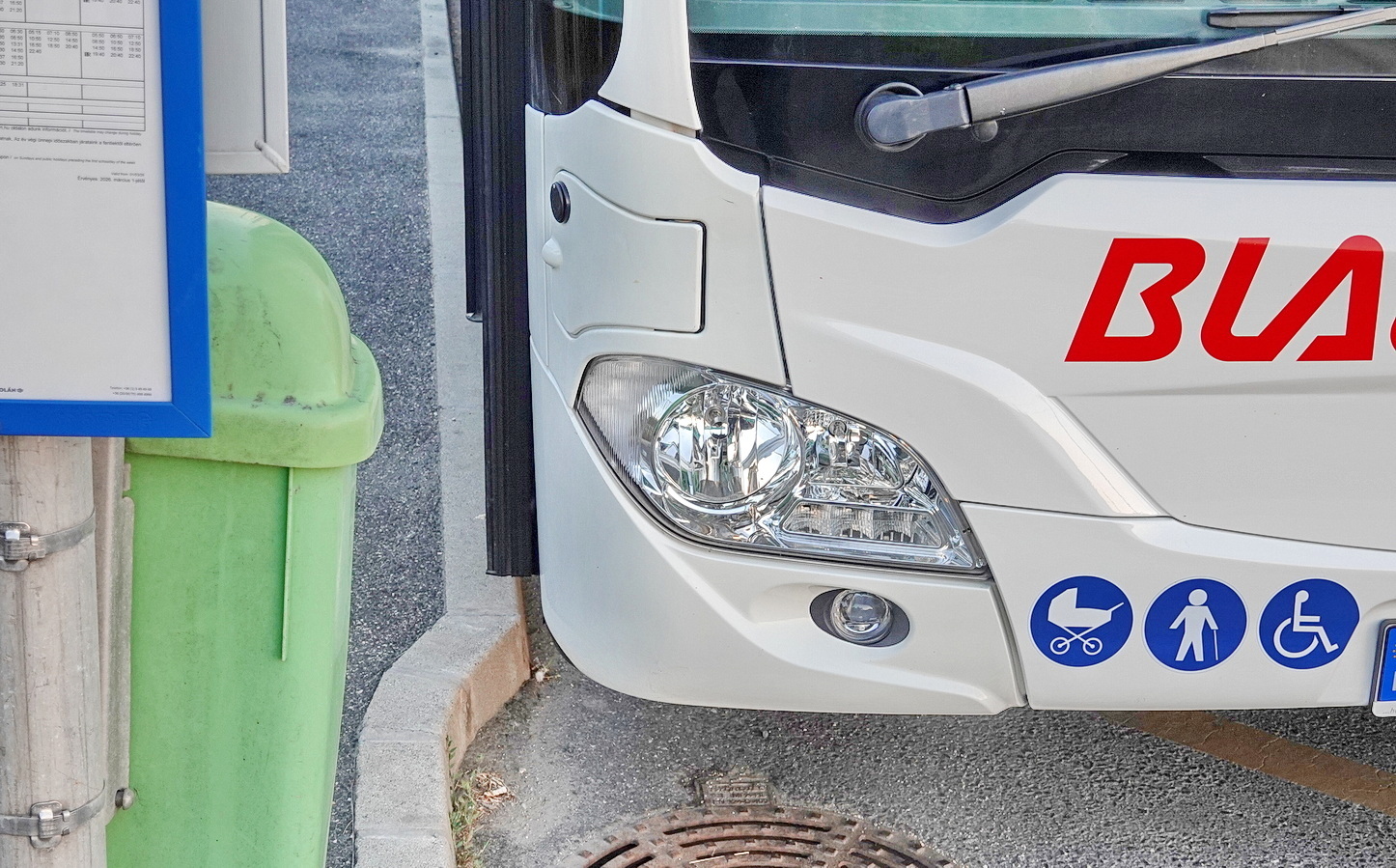 Súlyosan megsérült a Mercedes busz által elsodort gyalogos Szombathelyen