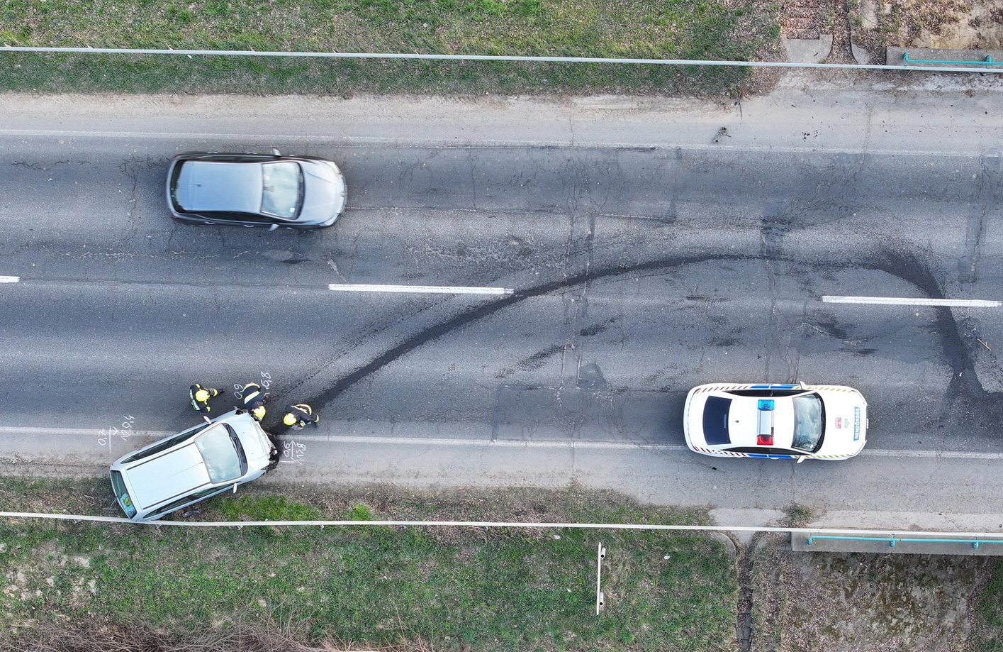 Súlyosan megsérült a fiatal sofőr a 8-ason, Vasvár közelében – Renault sodródott szalagkorlátnak