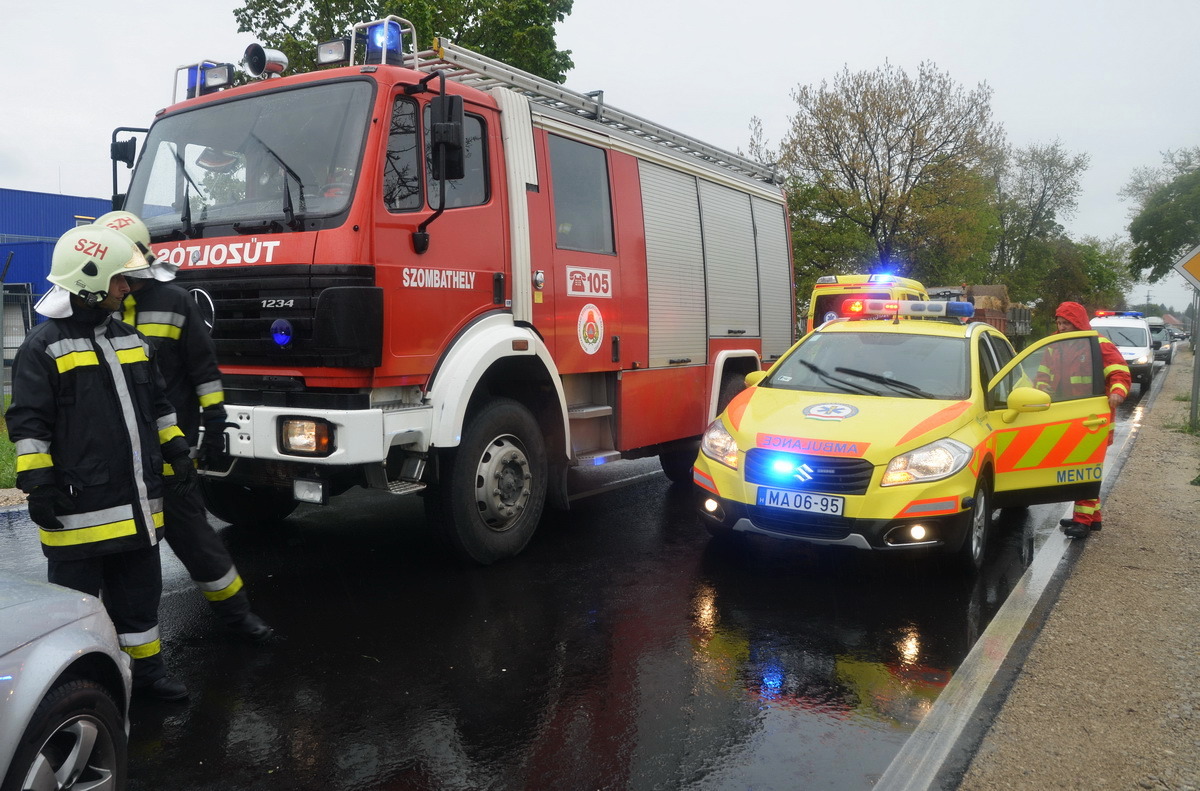 Álló kocsisorba hajtott a Skoda- árokba lökte a Toyotát